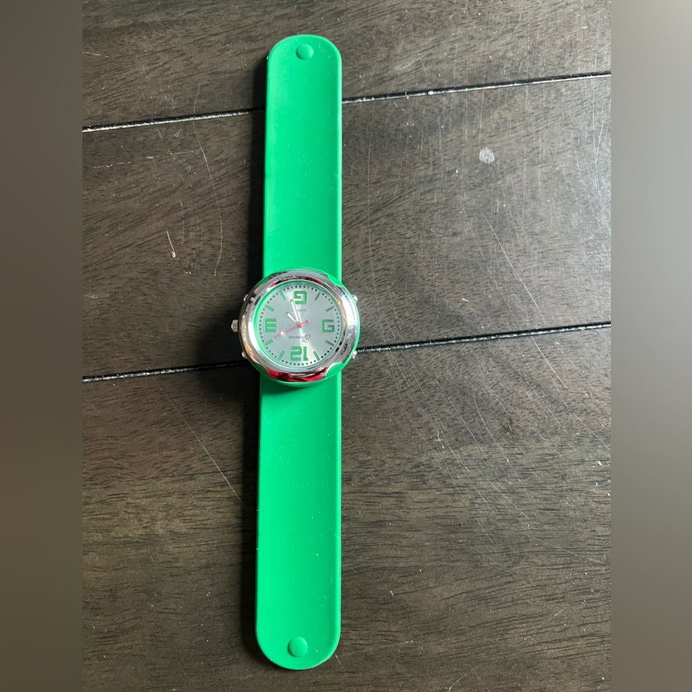 Women’s Geneva Watch - Green Snap Bracelet Band - Quartz SMOKE FREE HOME